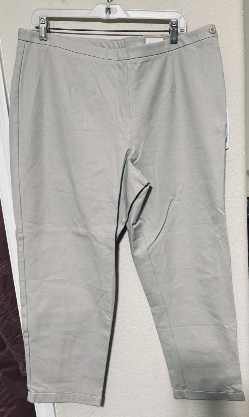 NWT Chicos Ultimate Fit Pants Size 3/XL Khaki Tan Pants Ankle Cropped Beige